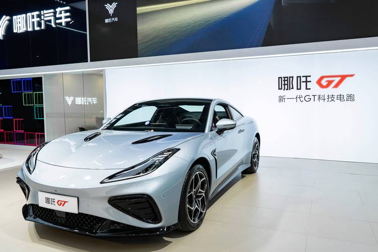 成都简阳市德维铁企业管理咨询哪吒汽车在智能汽车领域的表现，领途汽车在新能源汽车市场中的影响力